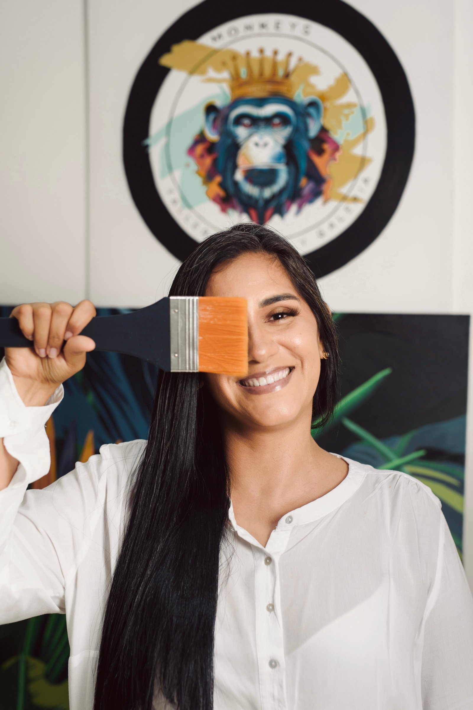 Artista Monik Zúñiga en su taller